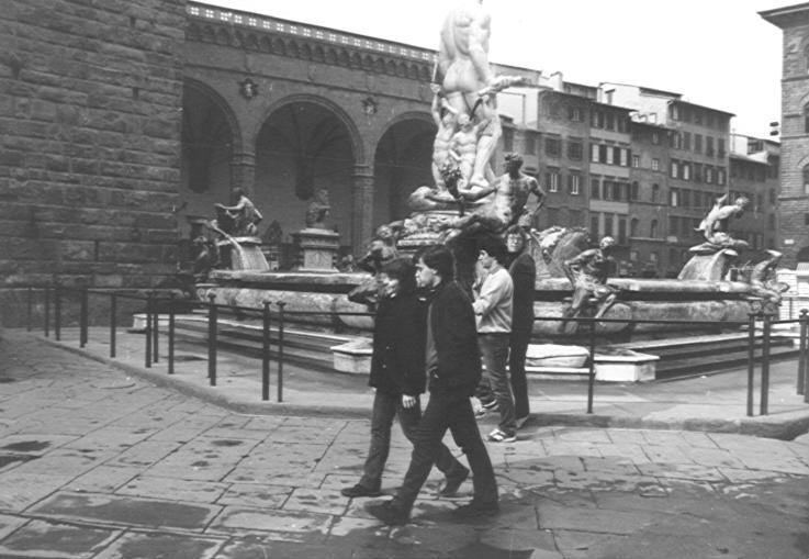 Piazza della Signoria: coppiette... a passeggio